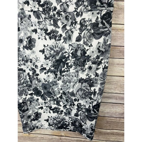 Mack Liam Medium Floral Pencil Skirt Pull On Gray White Roses Stretchy - Picture 3 of 11